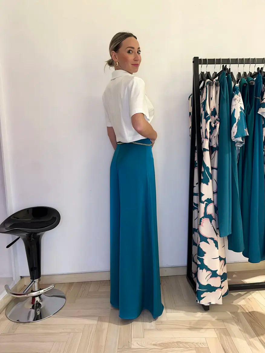 camicia corta con bottone e colletto, un capo perfetto e comodo per un outfit casual, indossato dalla modella in boutique claset