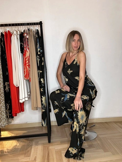 Modella bionda che indossa il pantalone a palazzo in fantasia fiori e farfalle
