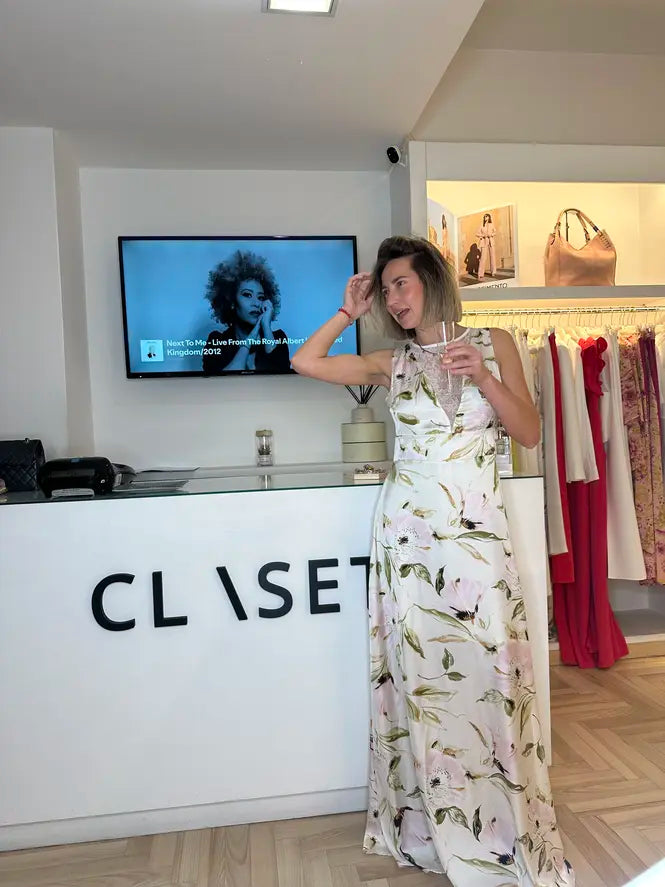 abito lungo elegante a fiori su base bianca