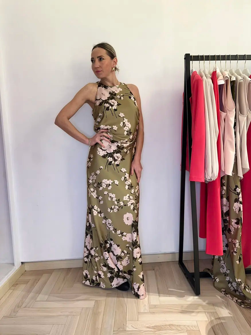 Abito lungo verde oliva con fantasia a fiori beige e rosa chiaro, un abito perfetto per un'occasione importante come una cerimonia o laurea. Abito indossato da modella presso il negozio Claset Firenze