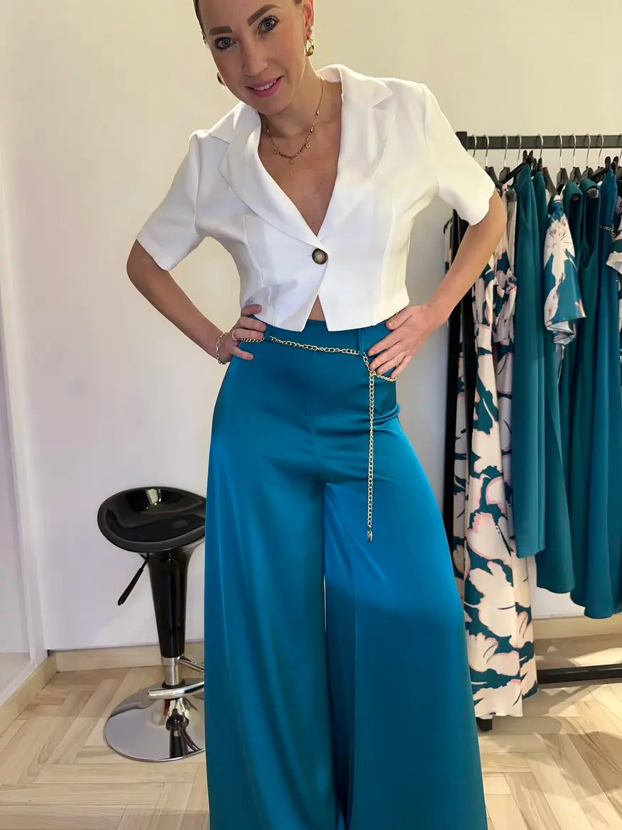 Camicia corta con bottone frontale perfetta per essere abbinata con un pantalone effetto satin per una sera elegante oppure con un jeans e scarpa da ginnastica
