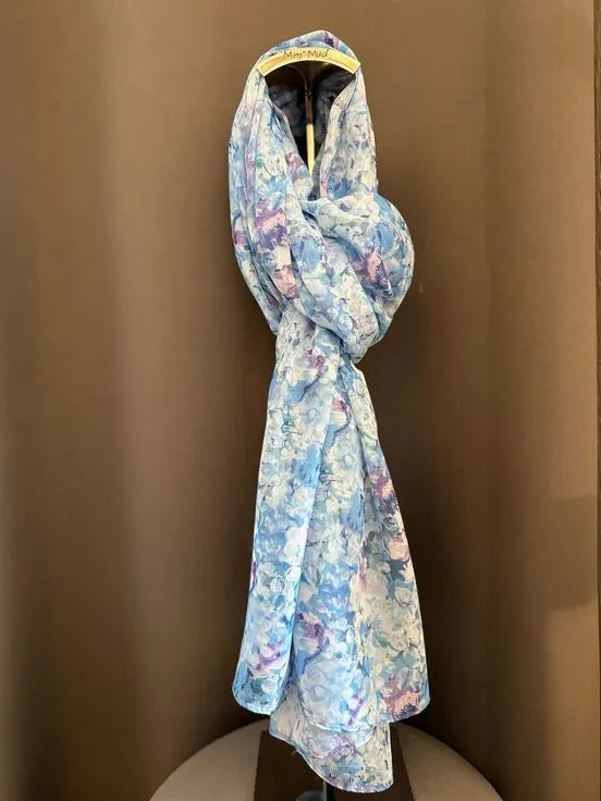 foulard in viscosa su base chiara a fiori.