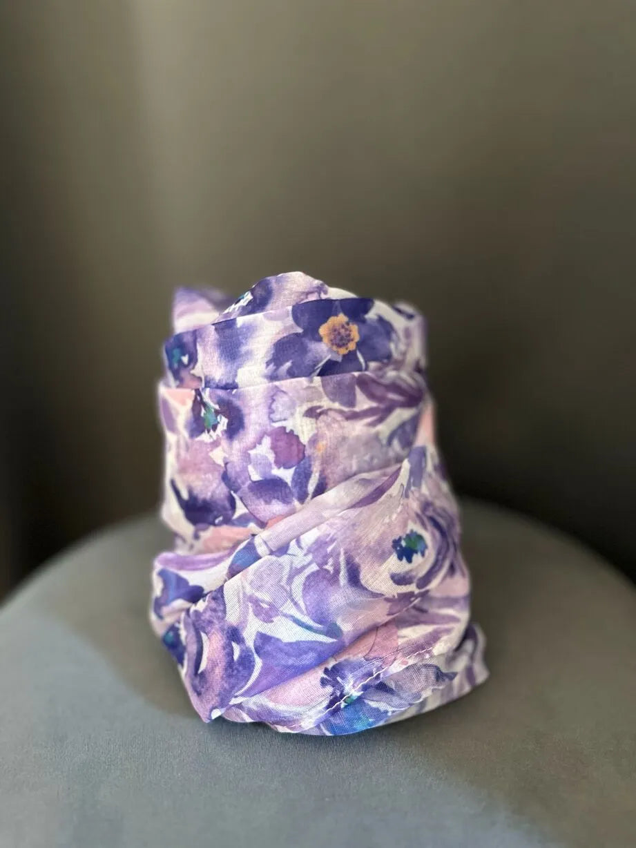 foulard in viscosa adatto per essere utilizzato anche durante una cerimonia con un abito chiaro
