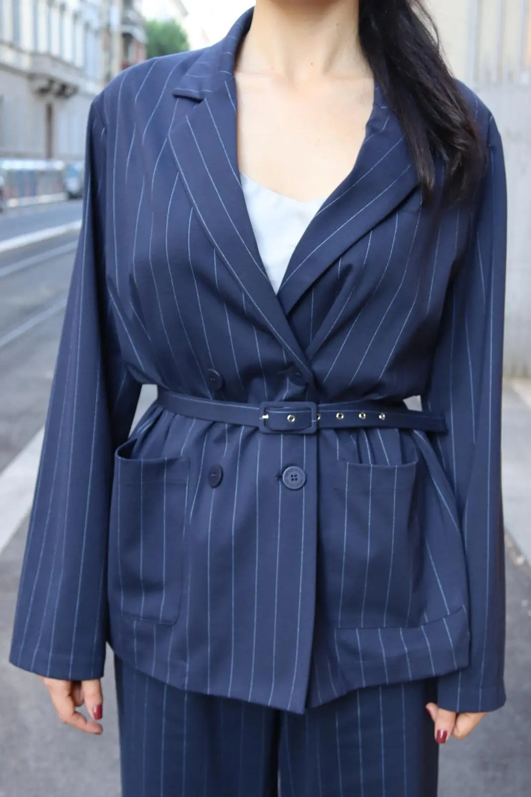 giacca blu gessata doppiopetto con cinturino in vita