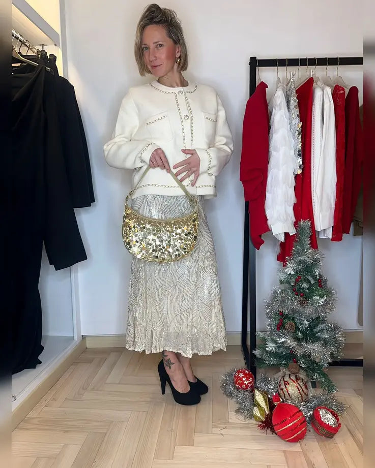 gonna midi in paillettes oro chic da abbinare con un cardigan elegante