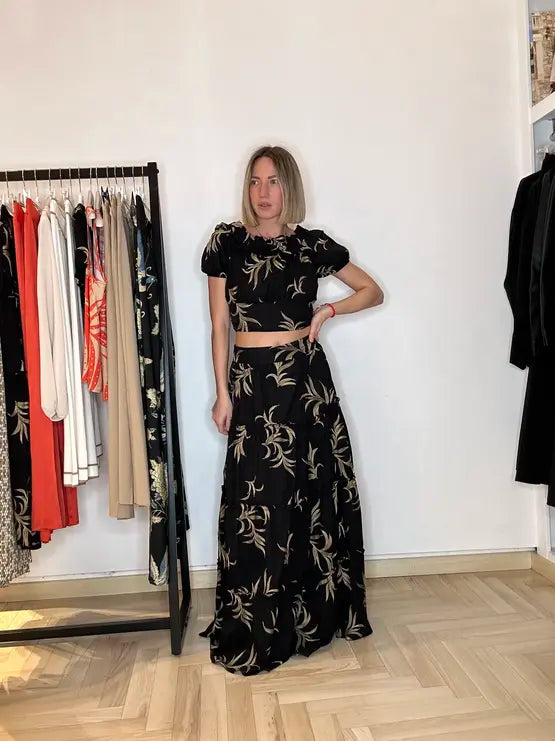 Modella bionda che indossa una gonna lunga di cotone a balze in negozio claset firenze