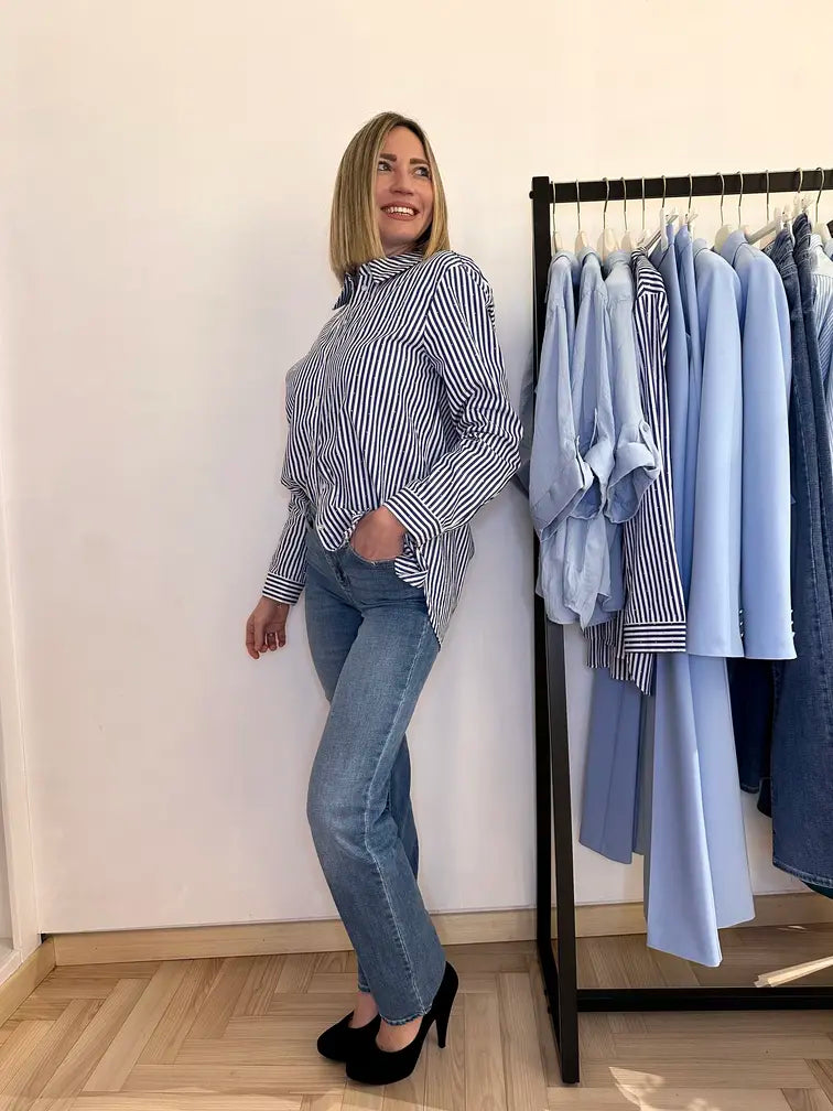 Jeans denim a vita alta abbinato a camicia rigata – look comodo e raffinato