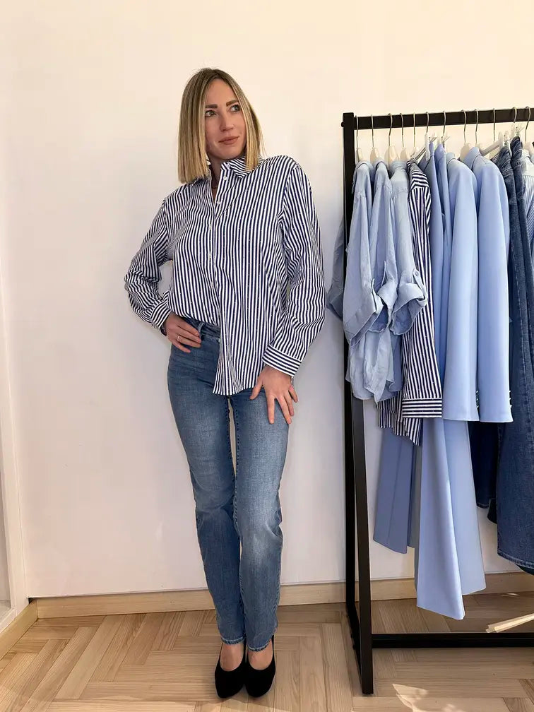 Outfit donna primavera 2025 con camicia a righe blu e bianche – look casual elegante da giorno Claset Firenze.