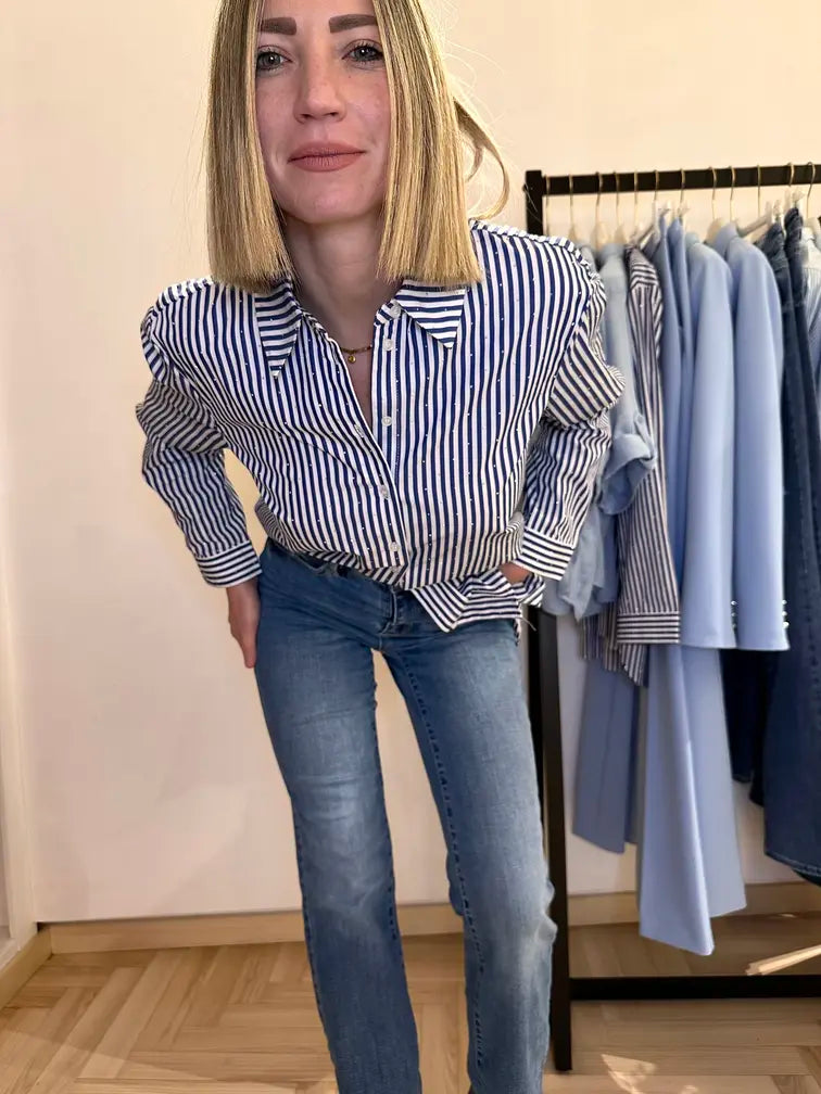 Idea outfit giorno donna con camicia a righe – look easy chic Claset 2025
