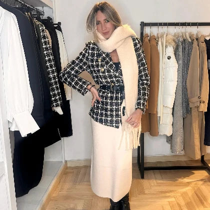 Outfit autunnale e invernale, sciarpa bianca, gonna, giacca e top nero