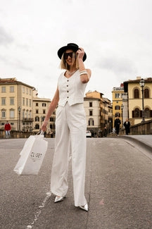 Elegante pantalone gessato, indossato da modella sulle stradi di Firenze
