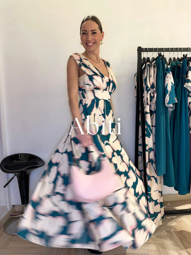 modella bionda con abito corto a maniche lunghe  blu con stivale alto nero abbinato