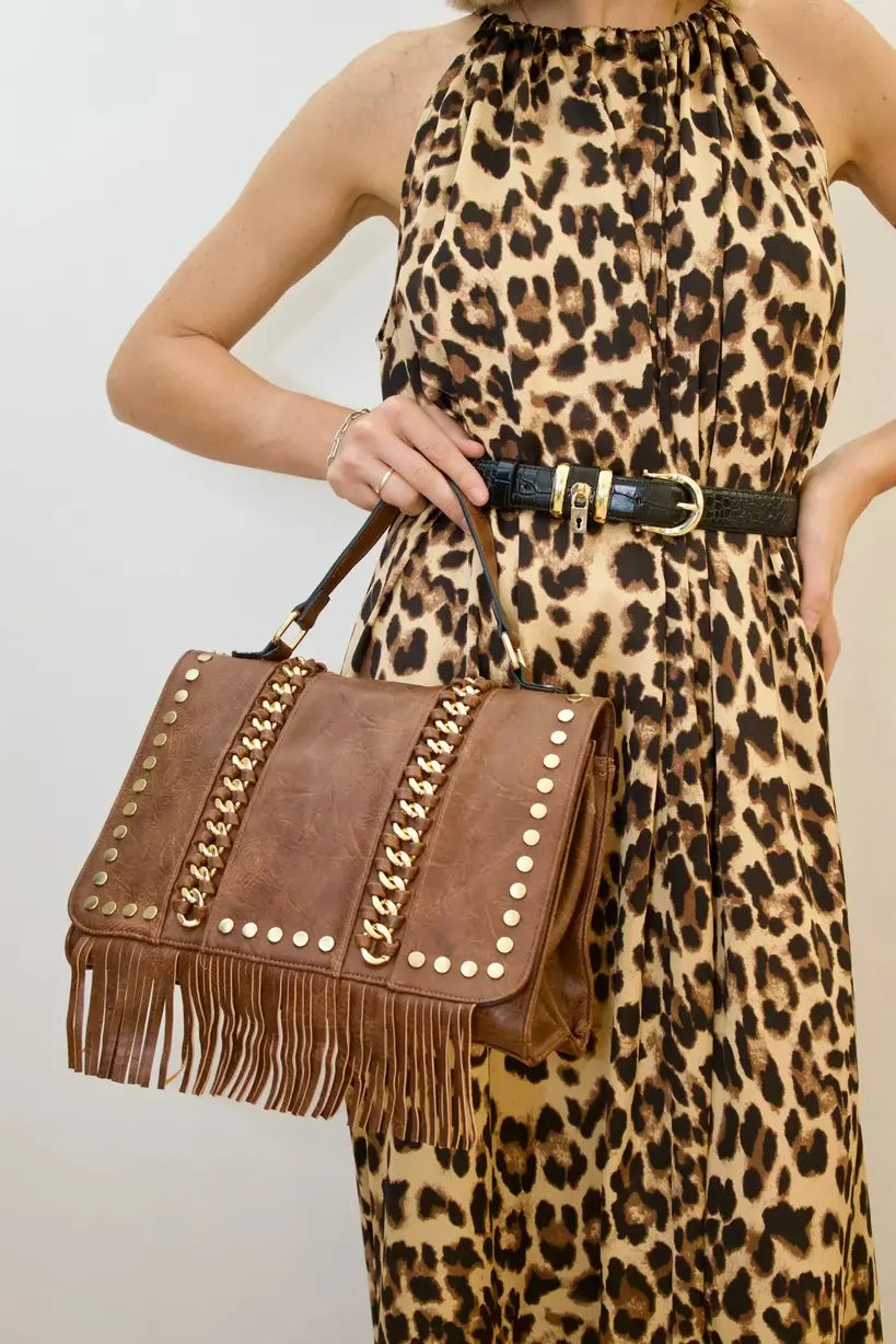 modella che indossa un abito lungo animalier