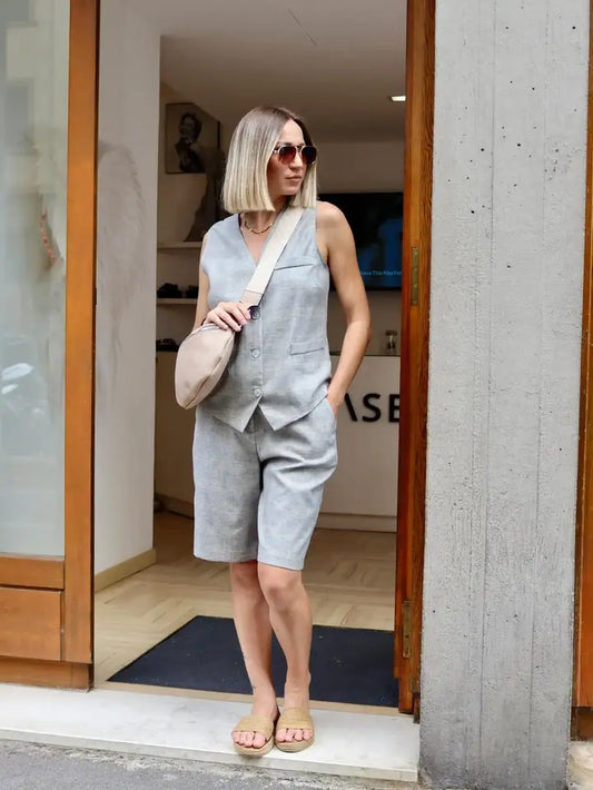 modella bionda che indossa un bermuda in tessuto tecnico davanti a Claset Firenze, negozio di abbigliamento e accessori
