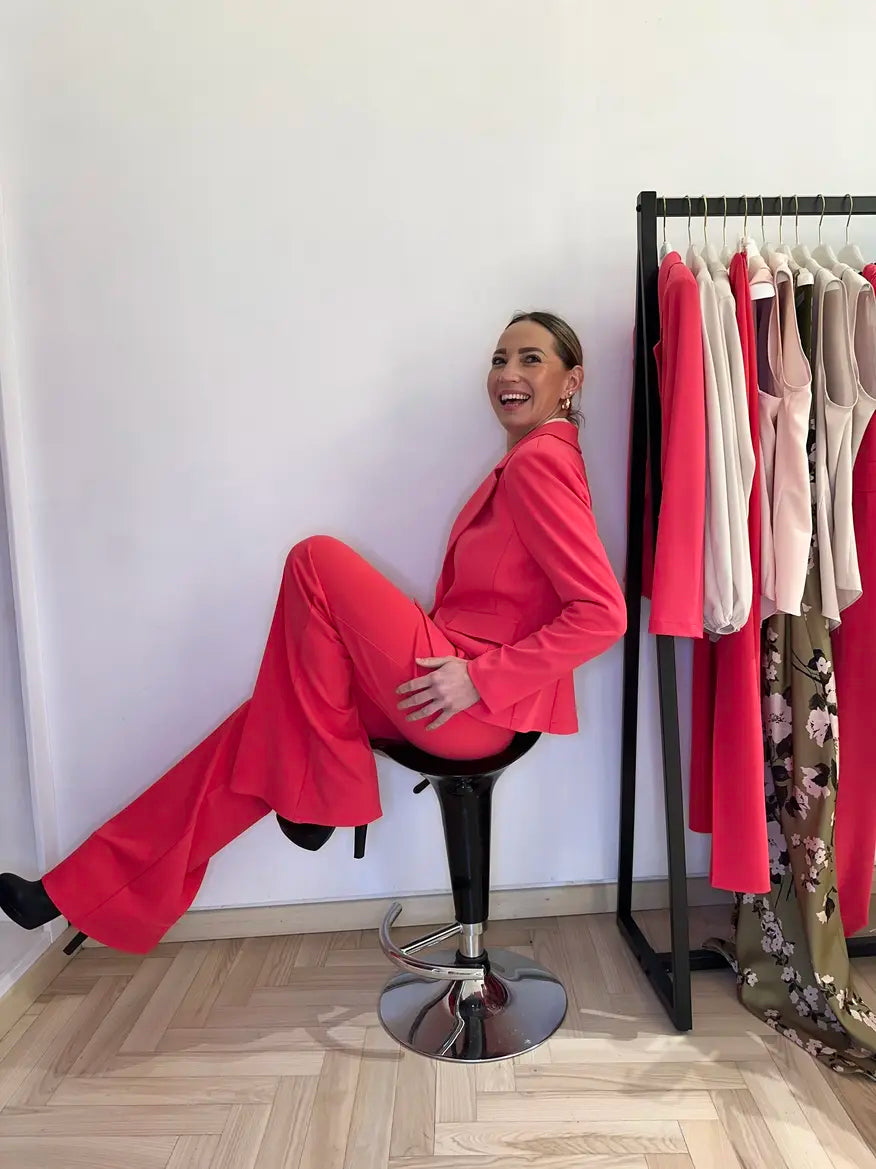 Blazer elasticizzato fuxia monopetto indossato dalla modella in negozio claset firenze, un capo perfetto per una cerimonia o laurea primaverile 