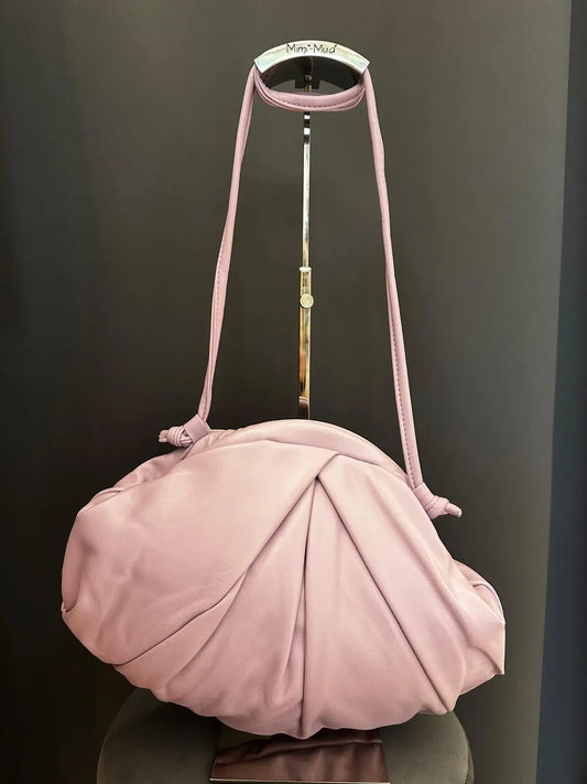 Morbida borsa dalla forma a semiluna a tracolla e chiusura a clutch