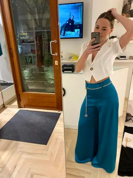 Camicia bianca corta comoda e fresca per questa primavera/estate indossata dalla modella presso il negozio claset firenze