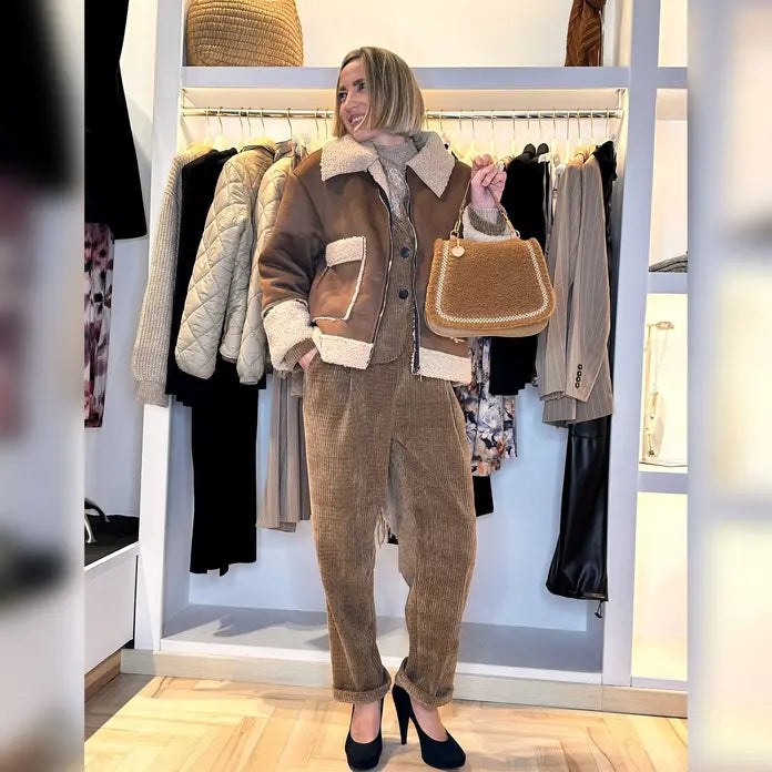Foto negozio di abbigliamento a Firenze che mostra Montone Marrone di ecopelle per donne