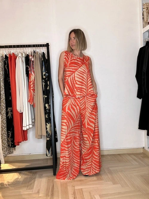 Pantalone a palazzo in viscosa in fantasia tropicale, un capo adatto per una giornata calda a firenze o in ufficio