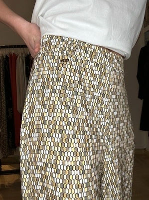 pantalone ampio a palazzo, perfetti per una giornata calda a firenze abainato con una t-shirt di cotone, scarpa da ginnastica e una borsa shopper, oppure per una serata abbinato con un top effetto satinato e un tacco a spillo
