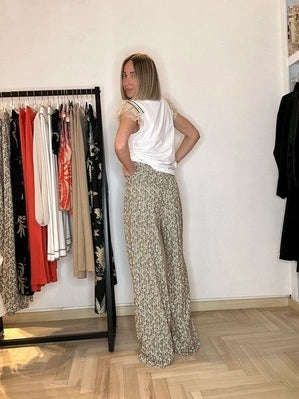 modella bionda che indossa un pantalone a palazzo ampio con cerniera laterale a scomparsa