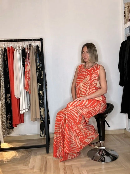 modella bionda che indossa un pantalone in fantasia tropicale abbinato con il suo top smanicato in negozio claset firenze