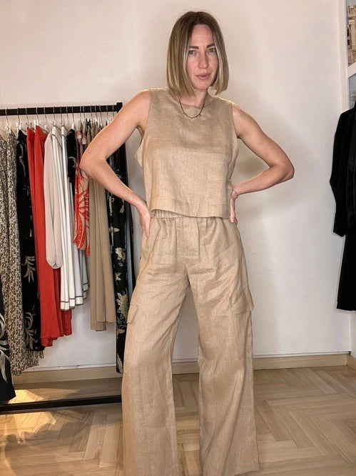 Modella che indossa un top di lino color beige, corda nel negozio claset firenze