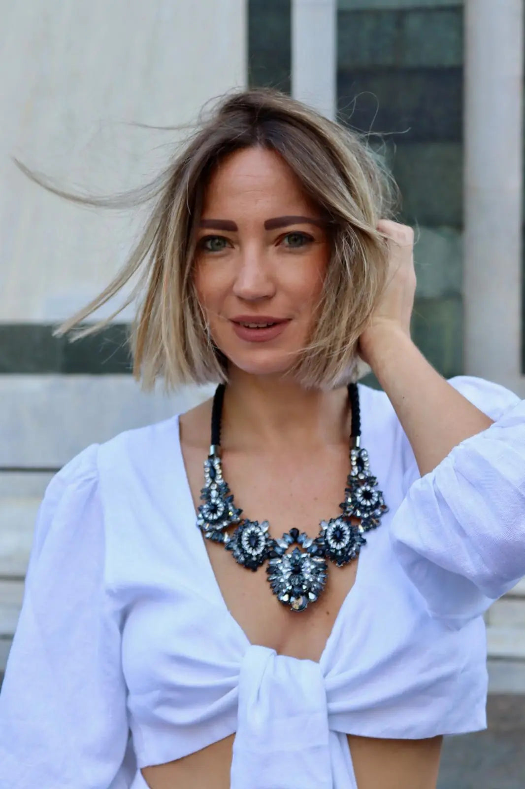 modella bionda che indossa un top di lino naturale con fiocco e manica a sbuffo