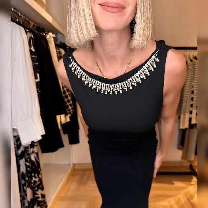  Abito nero casual/elegante con collana foto in primo piano della collana