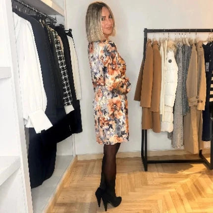 abito donna a fantasia abbinato con tacchi neri inquadratura di spalle