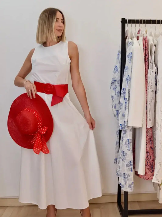modella che indossa un abito lungo bianco di cotone, perfetto per una passeggiata a firenze, un evento chic o un aperitivo con amiche