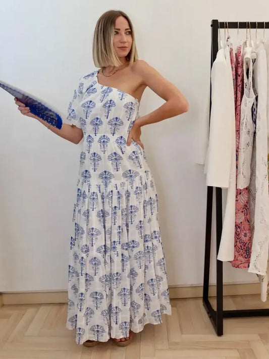 modella bionda che indossa in negozio claset firenze un abito estivo lungo monospalla con balze 
