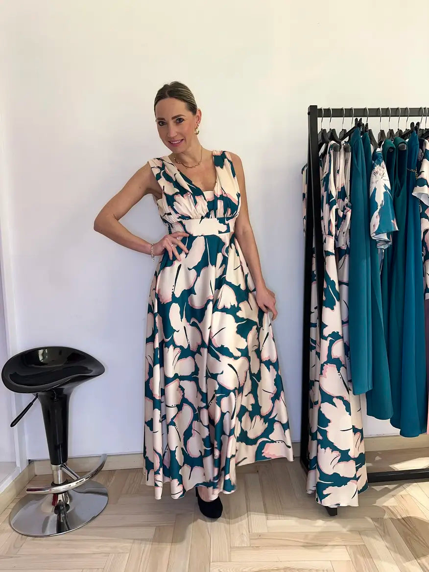 Abito lungo a fiori indossato dalla modella in negozio Claset, un capo pefetto per una cerimonia o una laurea e se abbinato con un sandalo anche per una sera d'estate per un aperitivo con amiche