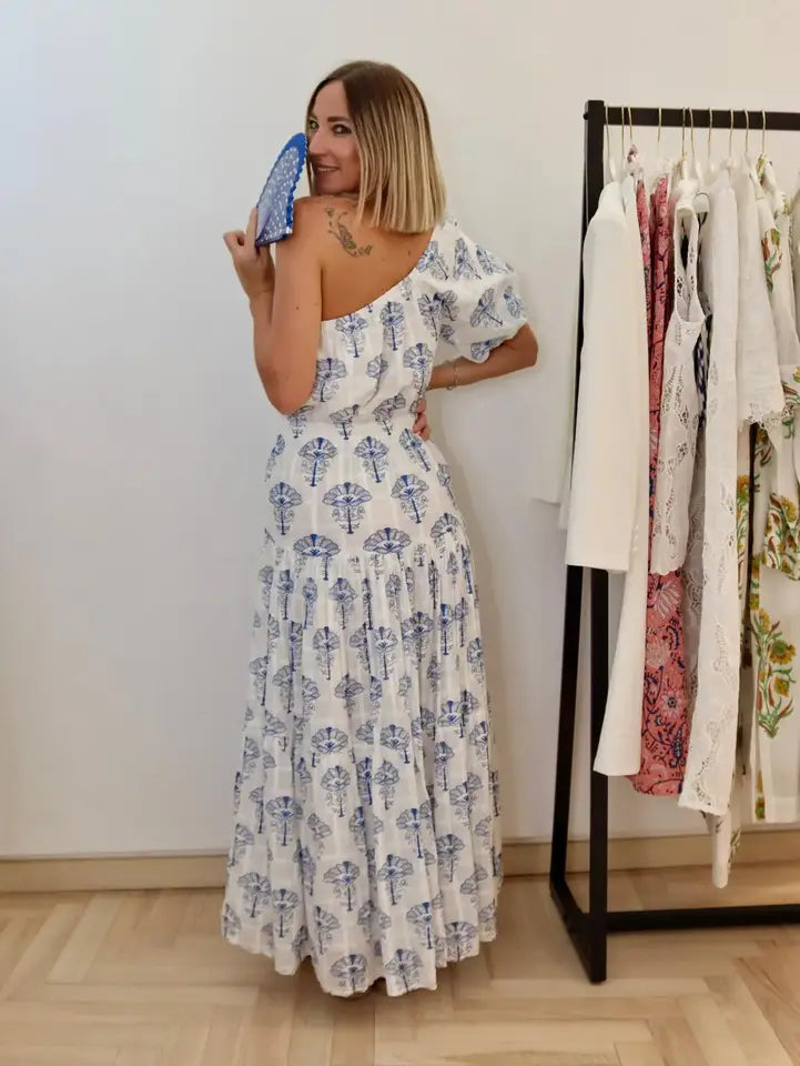 modella bionda indossa un abito lungo monospalla nel negozio di abbigliamento ed accessori a firenze 