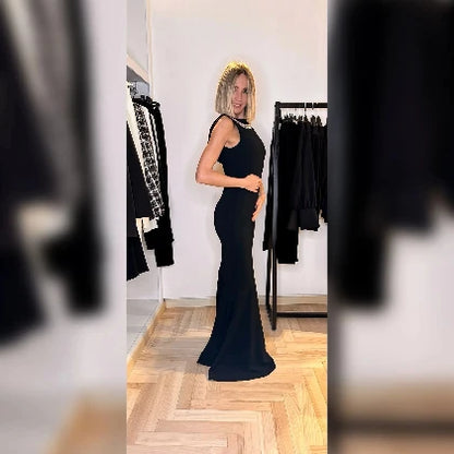 vestito lungo nero indossato da modella bionda con collana 