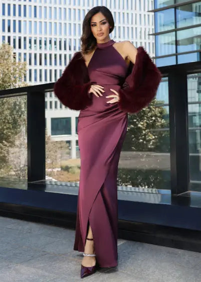 abito lungo elegante effetto raso con drappeggio color bordeaux, perfetto per un evento speciale autunnale