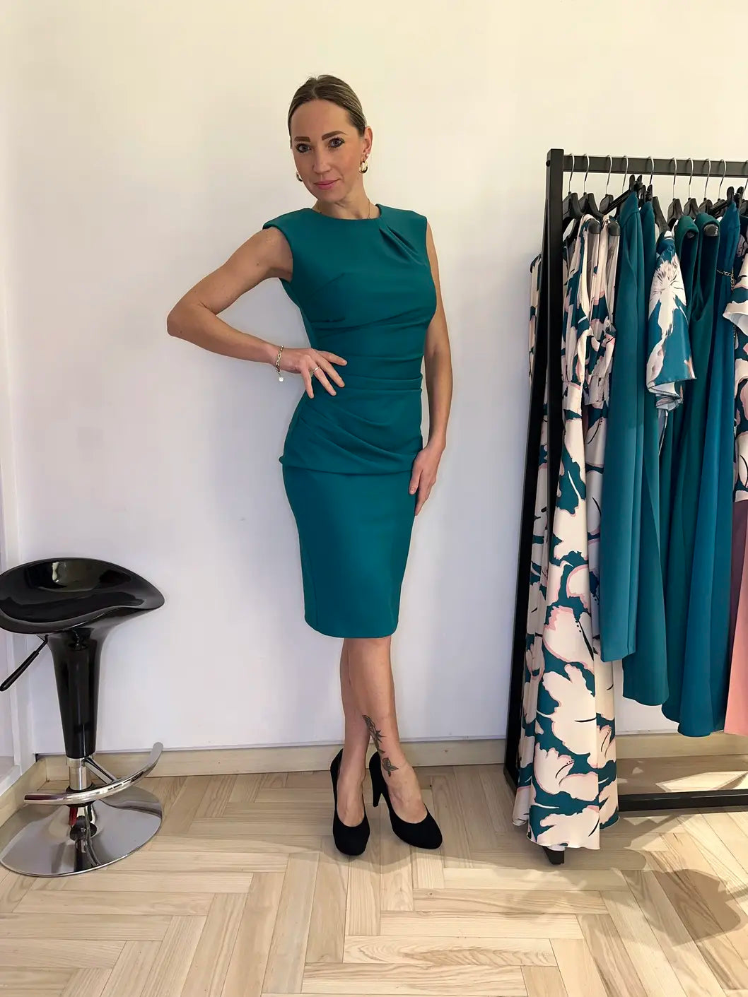 abito a tubino verde reale elegante, un capo perfetto per una cerimonia, una laurea o durante una giornata in ufficio