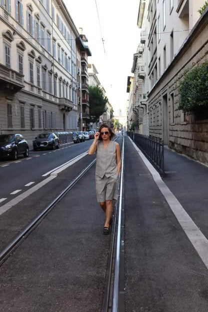 modella bionda che indossa in centro a Firenze un bermuda alla scozzese di Claset firenze