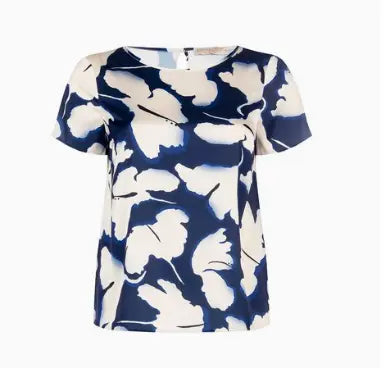 Comoda blusa curvy con toni beige e blu notte, un capo perfetto per essere abbinato con un pantalone blu o beige a sigaretta