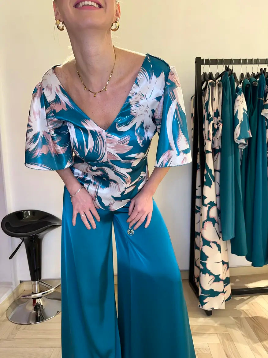 Blusa elegante in fantasia a fiori indossato da modella nel negozio Claset Firenze, un capo perfetto per una cerimonia, una laurea o un evento speciale primaverile