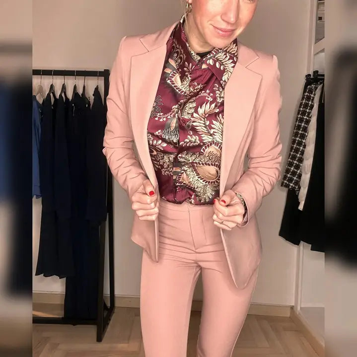 La modella indossa una camicia manica lunga stile maschile in fantasia