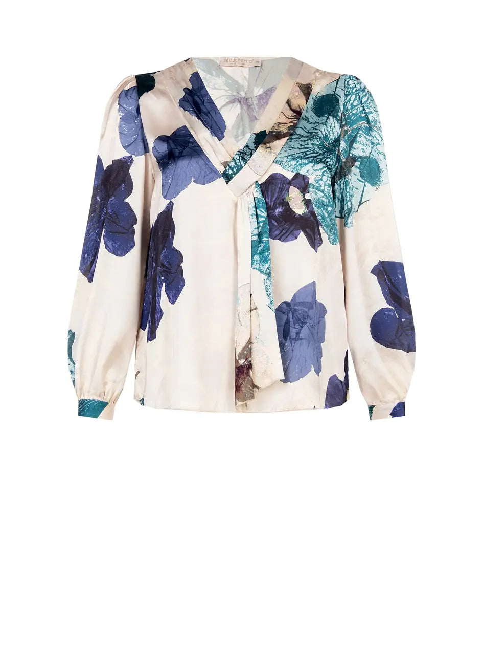 Comoda blusa taglia forte con scollo a V, adatta per una donna che vuole essere semplice ma nello stesso tempo elegante. Fantasia astratta con toni beige, blu ed azzurro