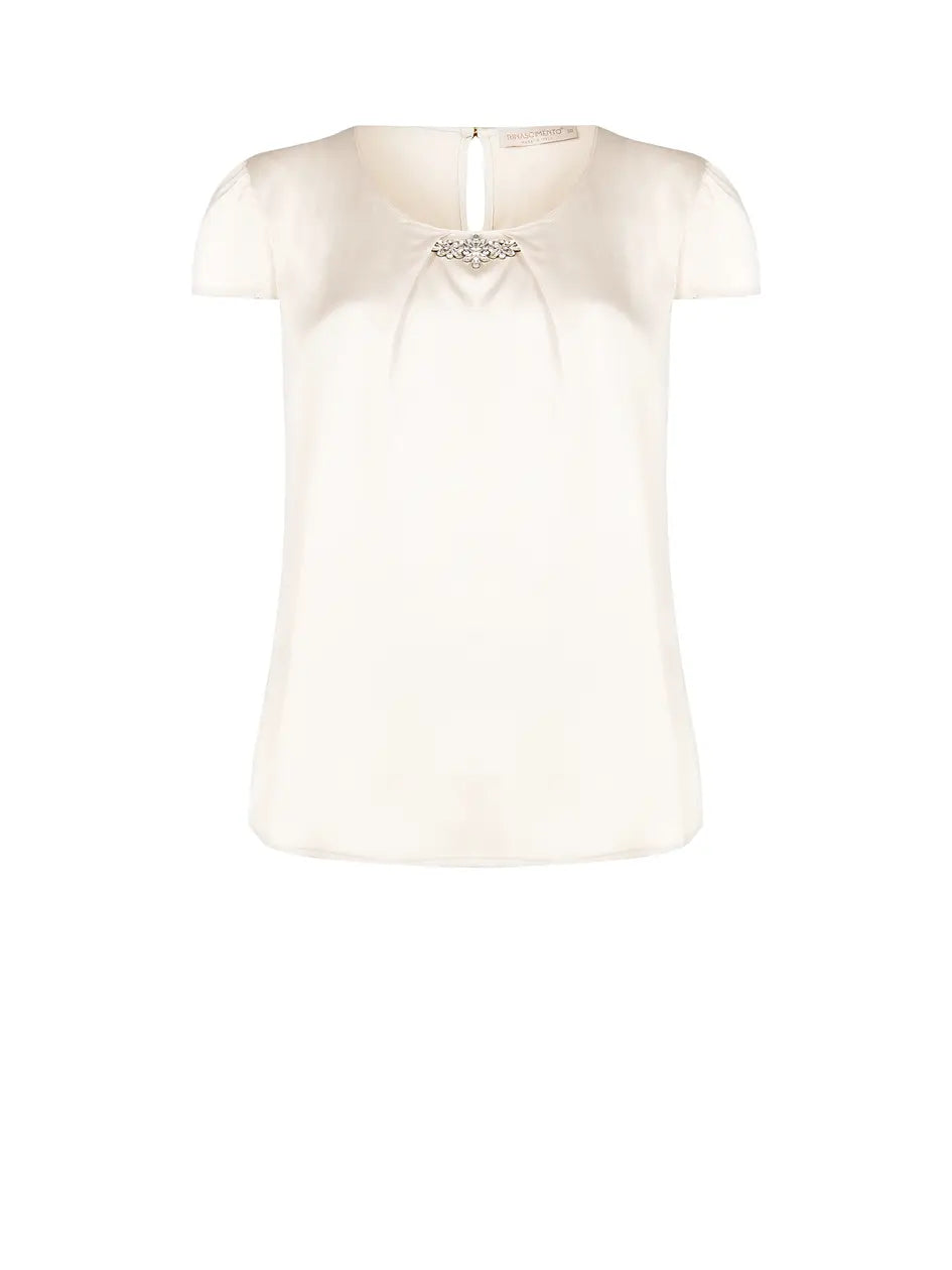 blusa taglia forte con dettaglio in gioiello color argento, un capo perfetto per ogni occasione, da quello per tutti i giorni a quello più elegante come cerimonia e laurea