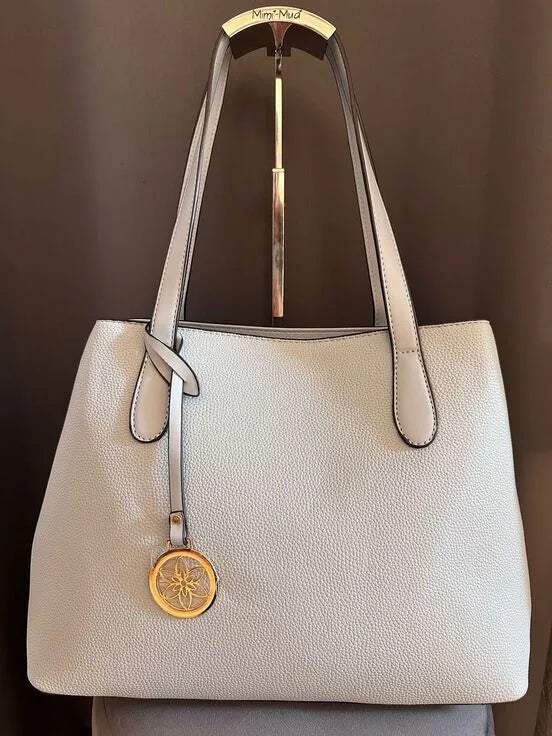 Borsa a spalla con doppio manico e due scompartimenti, tasche interne con cerniera e chiusura a zip esterna. Un accessorio adatto per qualsiasi outfit. Da quello per tutti i giorni in ufficio a quello serale durante una cena 