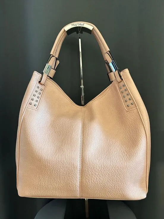 borsa shopper colore cipria con doppio manico e tracolla removibile. Un accessorio adatto ad ogni tipo di occasione, da quello più casual a quello più formale. 