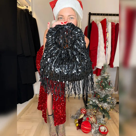 borsa nera in paillettes con frange, un accessorio perfetto per essere abbinato con un abito elegante durante le nostre cene natalizie
