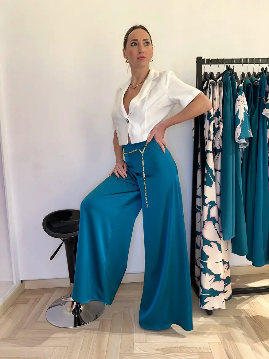 camicia corta con bottone e scollo a V indossato presso il negozio claset firenze