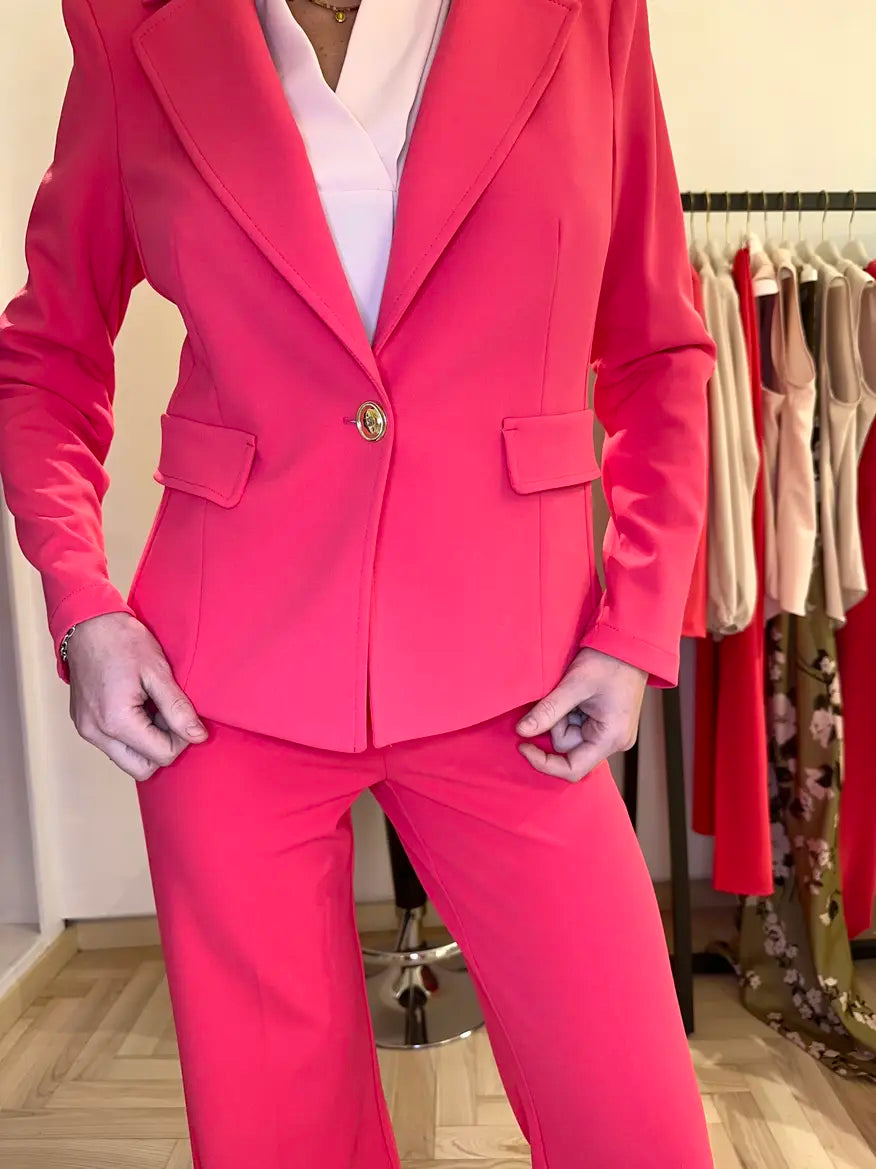 Camicia scollo a V color rosa chiaro, un capo ottimo per essere indossato durante questa primavera estate 