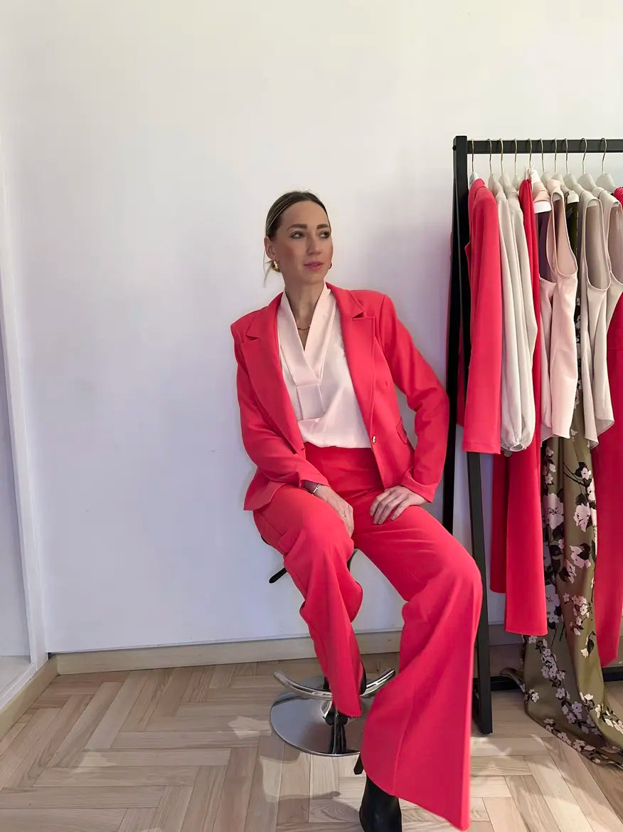 camicia con scollo a V indossata dalla modella in boutique Claset Firenze adatta per ogni tipo di occasione, da quella più casual a quella più elegante