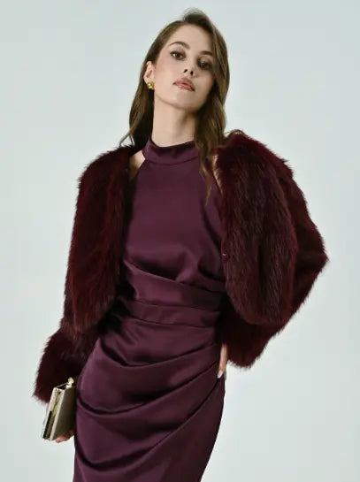 elegante cappotto in eco-pelliccia color bordeaux corto, un capo adatto per una cerimonia autunnale o una cena di gala